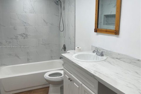 Condo in Hialeah, Florida, 2 bedrooms № 1935983 - photo 3