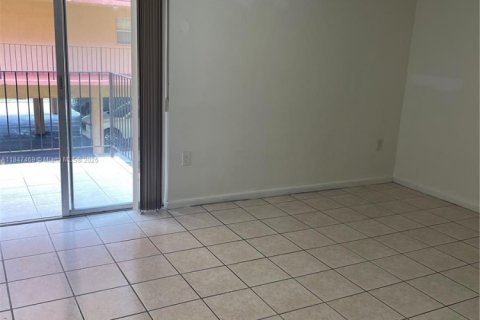 Condo in Hialeah, Florida, 2 bedrooms № 1935983 - photo 5