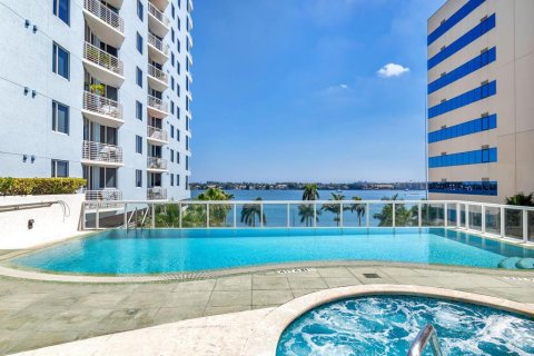 Condo in West Palm Beach, Florida, 2 bedrooms  № 2175468 - photo 18