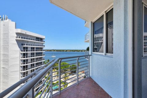Condo in West Palm Beach, Florida, 2 bedrooms  № 2175468 - photo 2