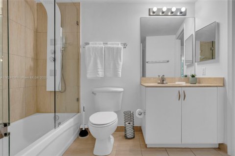 Condo in Miami, Florida, 1 bedroom  № 1997141 - photo 16