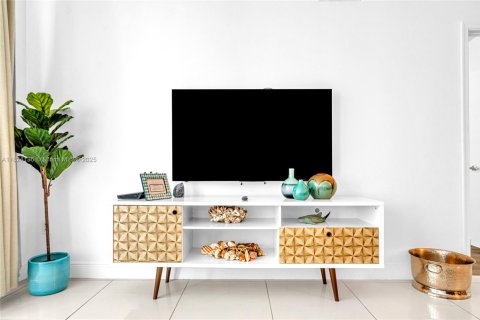 Condo in Miami, Florida, 1 bedroom  № 1997141 - photo 5