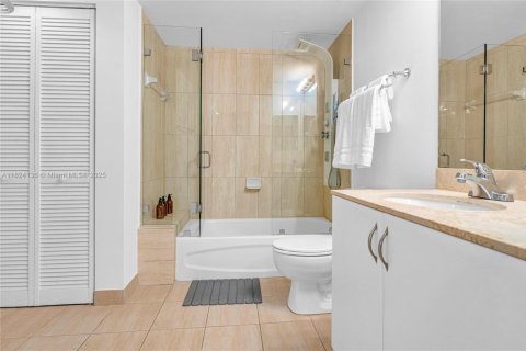 Condo in Miami, Florida, 1 bedroom  № 1997141 - photo 17