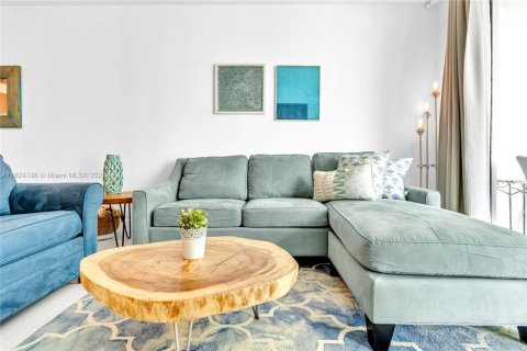 Condo in Miami, Florida, 1 bedroom  № 1997141 - photo 3