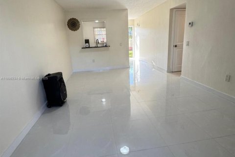 Condominio en venta en Miami, Florida, 2 dormitorios, 80.64 m2 № 1951345 - foto 2