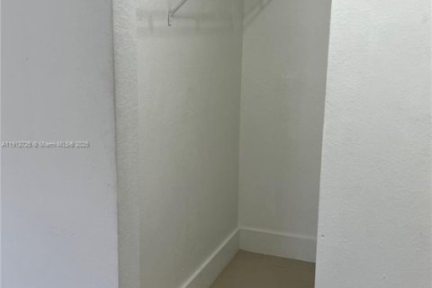 Снять в аренду кондоминиум в Хайалиа, Флорида 3 спальни, 110.18м2, № 2034325 - фото 6