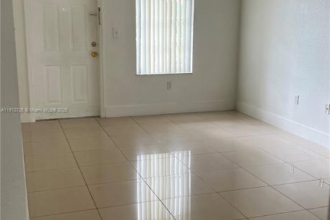 Снять в аренду кондоминиум в Хайалиа, Флорида 3 спальни, 110.18м2, № 2034325 - фото 3