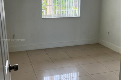 Снять в аренду кондоминиум в Хайалиа, Флорида 3 спальни, 110.18м2, № 2034325 - фото 2