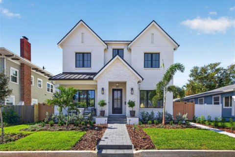 House in Saint Petersburg, Florida 4 bedrooms, 285.58 sq.m. № 2330386