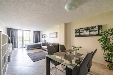 Купить кондоминиум в Санни-Айлс-Бич, Флорида 1 спальня, 93.37м2, № 2021599 - фото 8