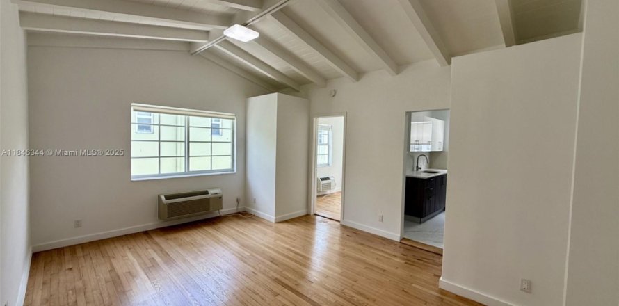 Apartment in Miami Beach, Florida 2 bedrooms, 71.16 sq.m. № 2013039