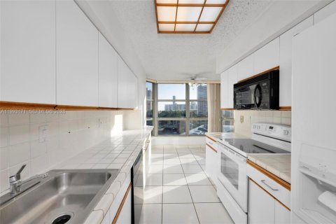Condo in Aventura, Florida, 2 bedrooms  № 2053115 - photo 18