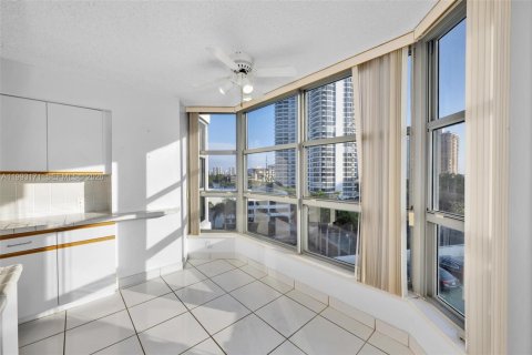 Condo in Aventura, Florida, 2 bedrooms  № 2053115 - photo 16