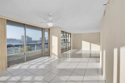 Condo in Aventura, Florida, 2 bedrooms  № 2053115 - photo 15