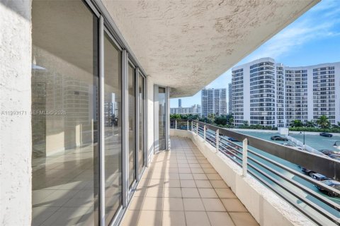 Condo in Aventura, Florida, 2 bedrooms  № 2053115 - photo 22