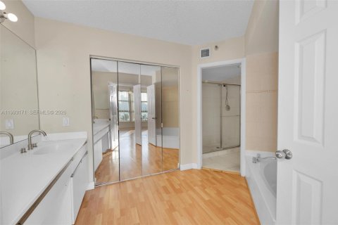 Condo in Aventura, Florida, 2 bedrooms  № 2053115 - photo 27