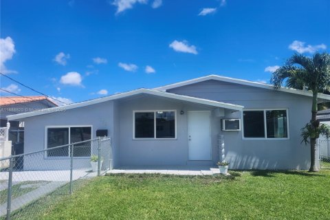 Villa ou maison à louer à Miami, Floride: 3 chambres, 120.4 m2 № 1943676 - photo 1