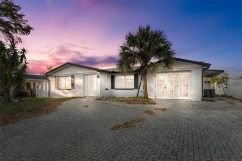 House in Port Richey, Florida 3 bedrooms, 136.29 sq.m. № 1919691 - photo 1