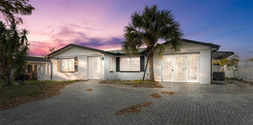 House in Port Richey, Florida 3 bedrooms, 136.29 sq.m. № 1919691