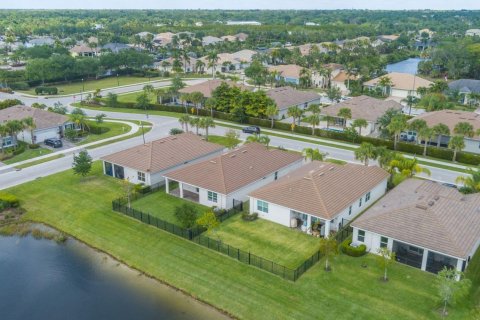 House in Stuart, Florida 4 bedrooms, 188.87 sq.m. № 1116737 - photo 1