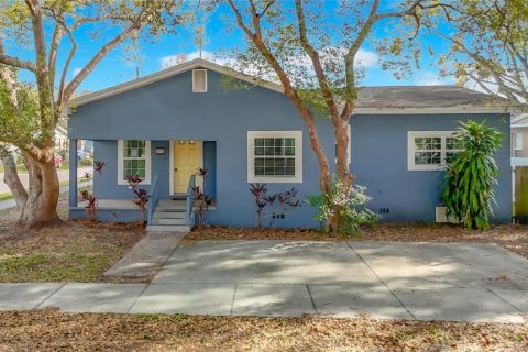 House in Tampa, Florida 4 bedrooms, 190.64 sq.m. № 2208164