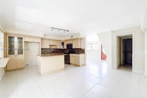 Townhouse in Hialeah, Florida 3 bedrooms, 109.81 sq.m. № 2086496 - photo 7