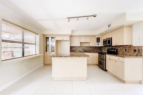 Townhouse in Hialeah, Florida 3 bedrooms, 109.81 sq.m. № 2086496 - photo 6
