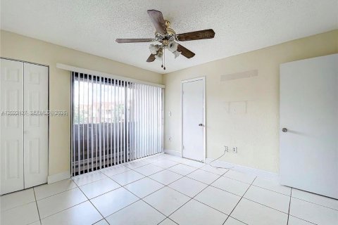 Townhouse in Hialeah, Florida 3 bedrooms, 109.81 sq.m. № 2086496 - photo 8
