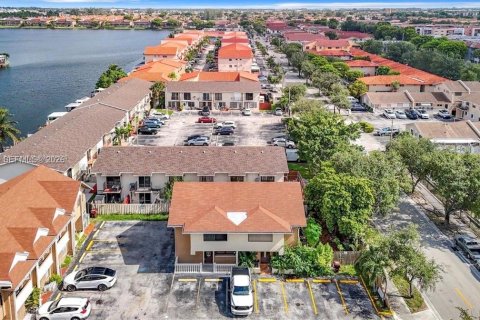 Townhouse in Hialeah, Florida 3 bedrooms, 109.81 sq.m. № 2086496