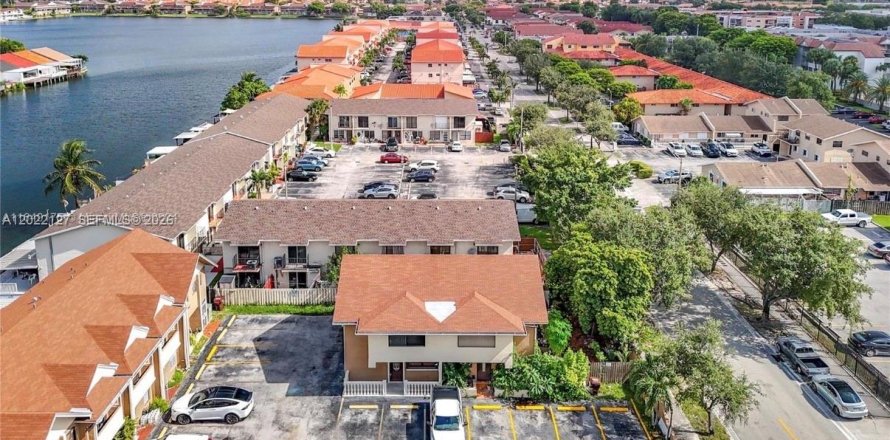 Townhouse in Hialeah, Florida 3 bedrooms, 109.81 sq.m. № 2086496