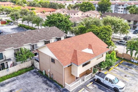 Townhouse in Hialeah, Florida 3 bedrooms, 109.81 sq.m. № 2086496 - photo 2