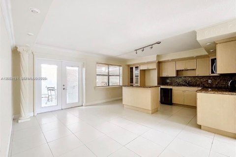 Townhouse in Hialeah, Florida 3 bedrooms, 109.81 sq.m. № 2086496 - photo 5