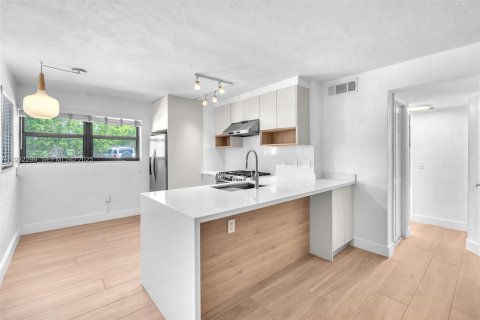 Apartamento en alquiler en Miami, Florida, 2 dormitorios, 63.08 m2 № 1991246 - foto 2