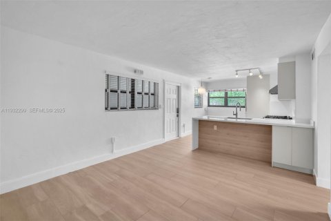 Apartamento en alquiler en Miami, Florida, 2 dormitorios, 63.08 m2 № 1991246 - foto 3