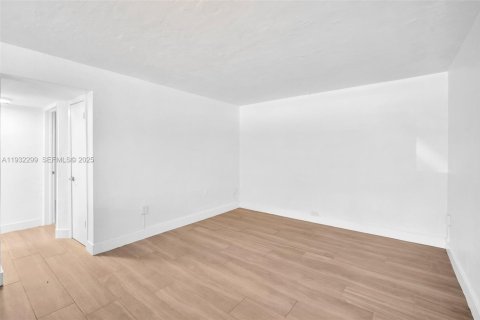 Apartamento en alquiler en Miami, Florida, 2 dormitorios, 63.08 m2 № 1991246 - foto 4