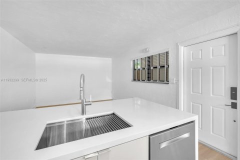 Apartamento en alquiler en Miami, Florida, 2 dormitorios, 63.08 m2 № 1991246 - foto 7