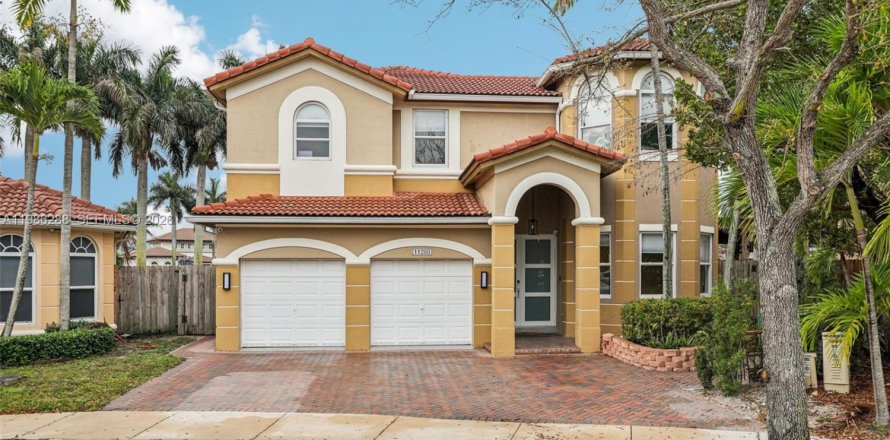 Villa ou maison à Doral, Floride 5 chambres, 337.79 m2 № 2048012