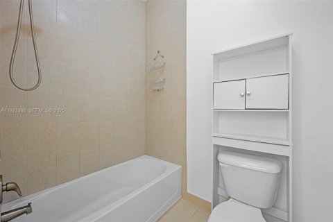 Casa en venta en Miami, Florida, 4 dormitorios, 200.3 m2 № 1982397 - foto 17