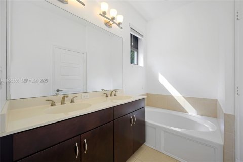 Casa en venta en Miami, Florida, 4 dormitorios, 200.3 m2 № 1982397 - foto 12