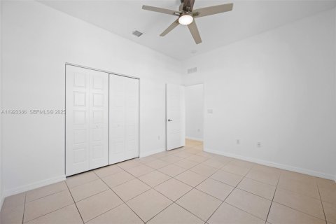 Casa en venta en Miami, Florida, 4 dormitorios, 200.3 m2 № 1982397 - foto 19