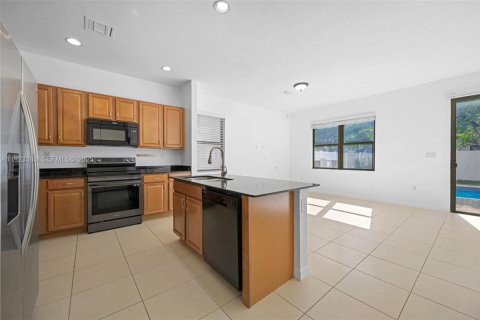 Casa en venta en Miami, Florida, 4 dormitorios, 200.3 m2 № 1982397 - foto 6