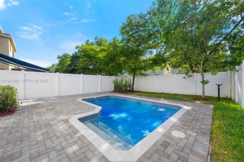 Casa en venta en Miami, Florida, 4 dormitorios, 200.3 m2 № 1982397 - foto 3