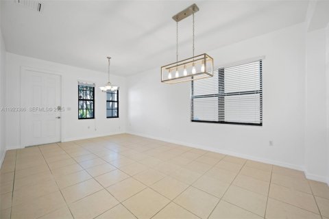 Casa en venta en Miami, Florida, 4 dormitorios, 200.3 m2 № 1982397 - foto 4