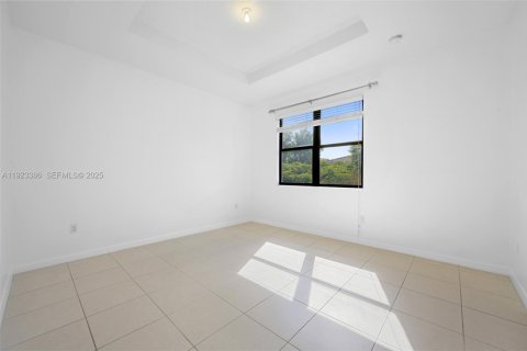 Casa en venta en Miami, Florida, 4 dormitorios, 200.3 m2 № 1982397 - foto 10