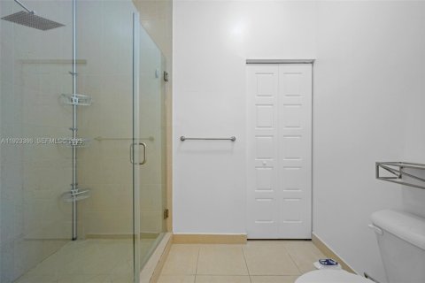 Casa en venta en Miami, Florida, 4 dormitorios, 200.3 m2 № 1982397 - foto 13