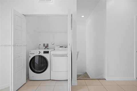 Casa en venta en Miami, Florida, 4 dormitorios, 200.3 m2 № 1982397 - foto 22