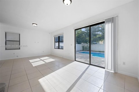 Casa en venta en Miami, Florida, 4 dormitorios, 200.3 m2 № 1982397 - foto 2