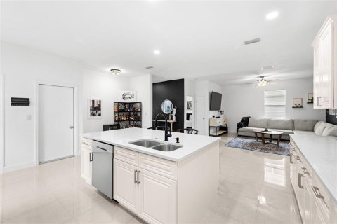 House in Clearwater, Florida 3 bedrooms, 142.05 sq.m. № 1865859 - photo 12