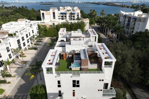 Condominio en venta en Miami, Florida, 3 dormitorios, 207.73 m2 № 2035613 - foto 2