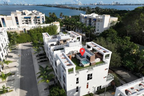 Condominio en Miami, Florida, 3 dormitorios  № 2035613